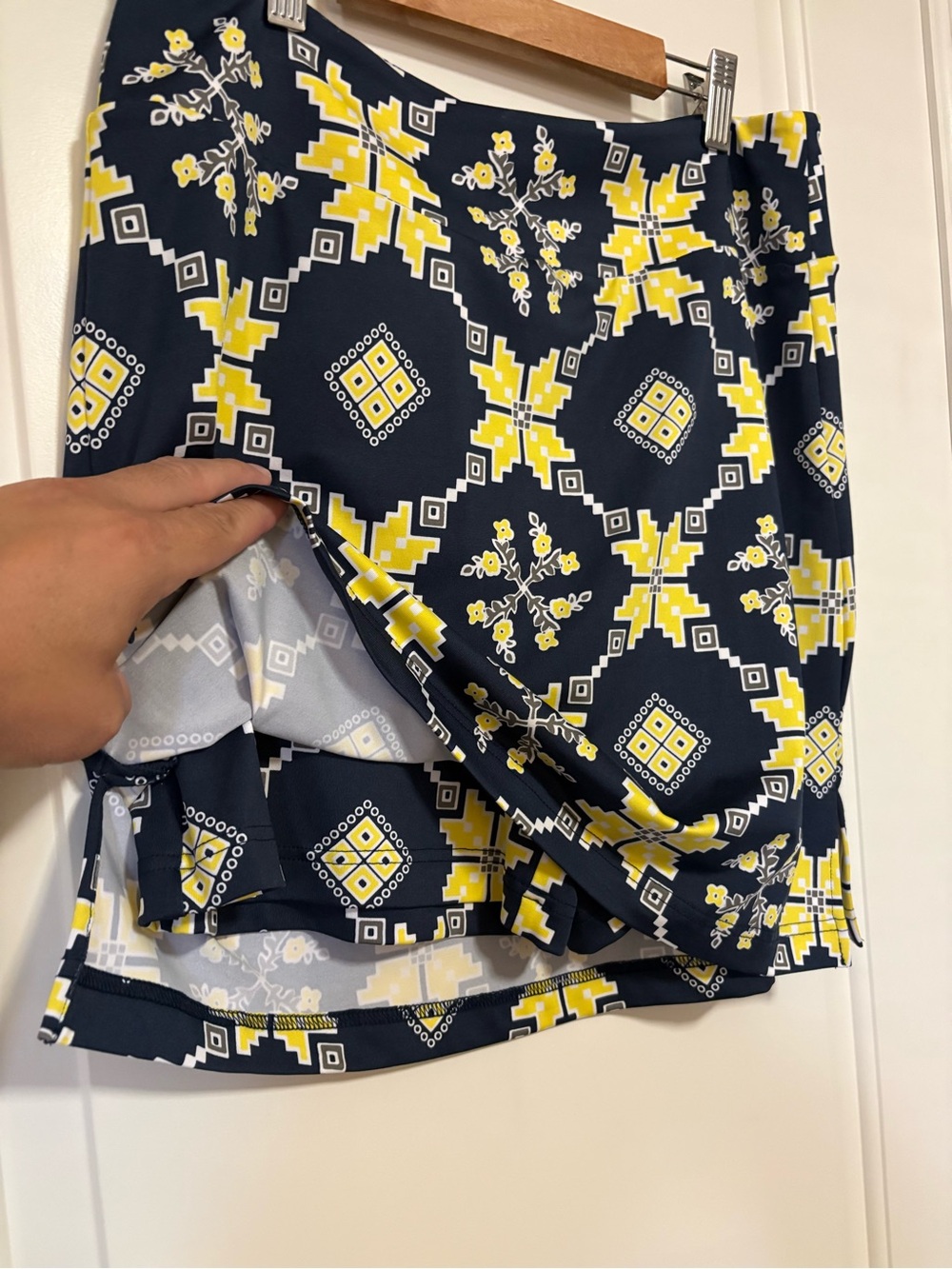 ⛳️⛳️ Golftini Women’s Navy and Yellow Printed Golf Skort w/ Front Tee Pocket - Picture 5 of 6